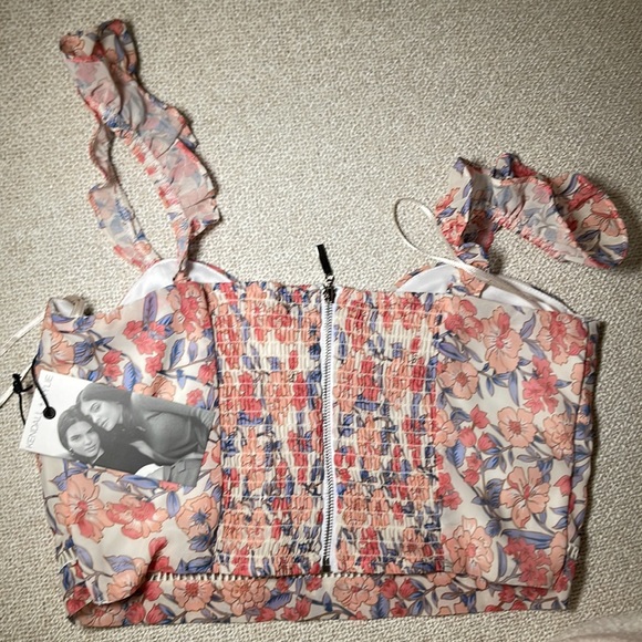 Gorgeous Kendal & Kylie Floral Print Sleeveless Elastic Back Crop Top Medium NWT - Picture 4 of 5